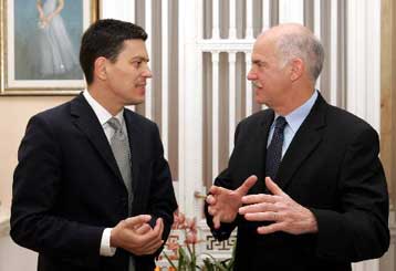 Με τον Βρετανό υπουργό Εξωτερικών συναντήθηκε ο Γ.Παπανδρέου