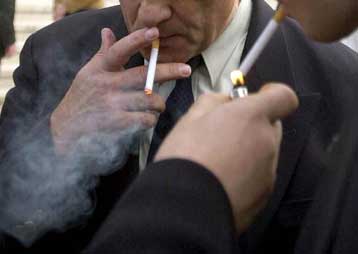 Γυάλινοι χώροι σε κέντρα εστίασης προετοιμάζονται για τους καπνιστές