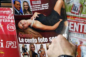 «Είναι επικίνδυνος για την Ιταλία» – Ο αγγλικός Τύπος «ισοπεδώνει» τον Μπερλουσκόνι