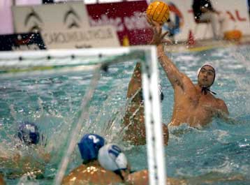 «Πάρτι» έκανε ο Ολυμπιακός απέναντι στον Πανιώνιο στον πρώτο τελικό