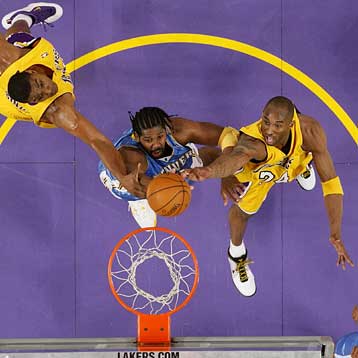 Προβάδισμα πρόκρισης από τους Λος Αντζελες Λέικερς