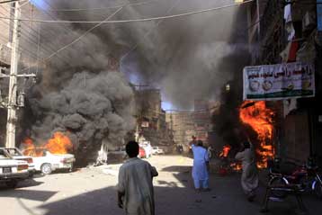 Σε νέο κύκλο βίας το Πακιστάν μετά τις πολλαπλές, αιματηρές επιθέσεις