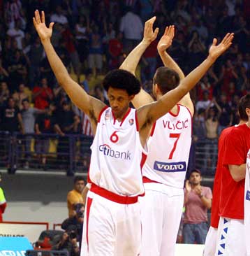 Δεν… παρέδωσε πνεύμα ο Ολυμπιακός, 74-70 τον Παναθηναϊκό και ελπίζει