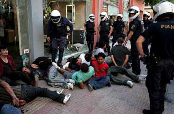 Καταπατήσεις δικαιωμάτων και φαινόμενα βίας αστυνομικών διαπίστωσε η Διεθνής Αμνηστία