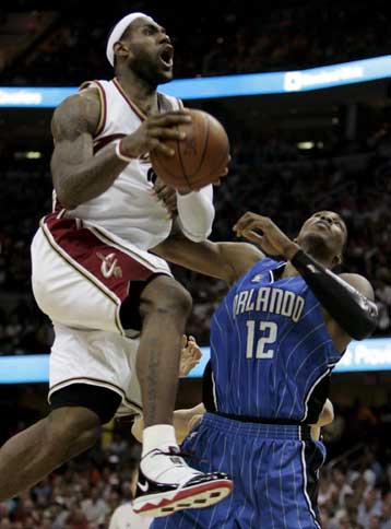 Τριπλ νταμπλ ο Λεμπρόν και οι Καβς μείωσαν σε 3-2 τους Μάτζικ