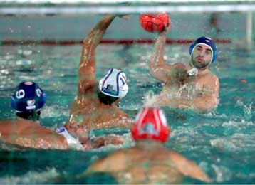 Ο Ολυμπιακός νίκησε τον Πανιώνιο 8-5 στη Ν. Σμύρνη και «βλέπει» τίτλο στην Α1 πόλο