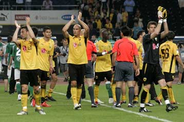 Σύσκεψη πριν από τη συνέντευξη στην ΑΕΚ