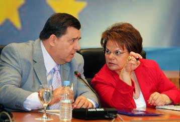 Ο κ. Καραμανλής δεν θα αντέξει πολύ, προέβλεψε ο Γ.Καρατζαφέρης