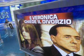 Νέες αποκαλύψεις θέλουν τον Μπερλουσκόνι… απατημένο σύζυγο