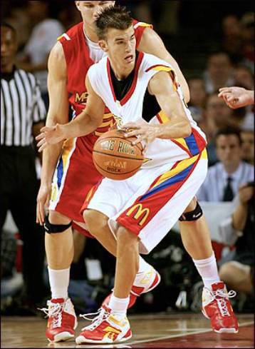 Στην Αθήνα ο Νικ Καλάθης για τις υπογραφές με τον Παναθηναϊκό