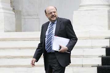 Οξύνεται η κόντρα μεταξύ κυβέρνησης και ΠΑΣΟΚ με αφορμή τον φυγόδικο Χρ.Καράβελα