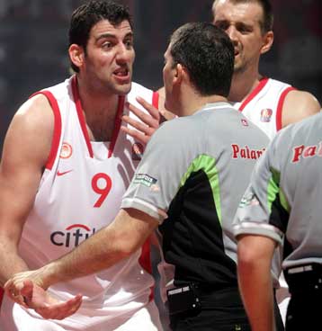 «Αν θέλει να σε βοηθήσει η διαιτησία σε βοηθάει» είπε ο Μπουρούσης