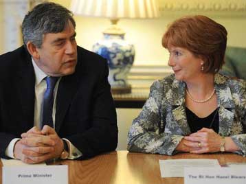 Παραίτηση Μπράουν ζητά ο Guardian ενόσω συνεχίζεται το κύμα φυγής υπουργών