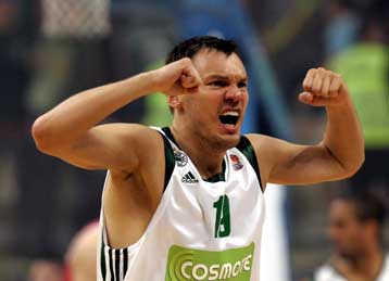 Ο Σάρας δεν αποκλείει να φορέσει τα «ερυθρόλευκα»