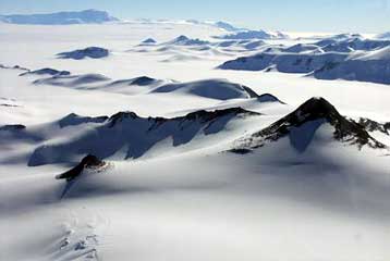 Ραντάρ αποκαλύπτουν τις θαμμένες «Αλπεις» της Ανταρκτικής