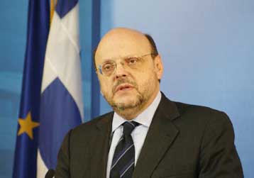 Πυρά κυβέρνησης κατά Γ.Παπανδρέου λίγο πριν την προσέλευση στις κάλπες