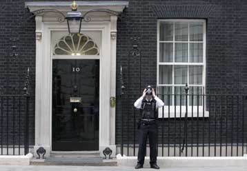 Με ανασχηματισμό ο Γκόρντον Μπράουν αναζητά σανίδα σωτηρίας