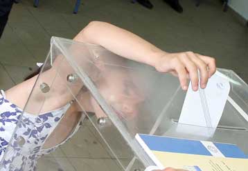 Στις κάλπες για την ανάδειξη ευρωβουλευτών οι ψηφοφόροι