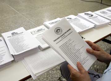 Προβληματισμός και στάση αναμονής από τους «μικρούς» μετά τα exit polls