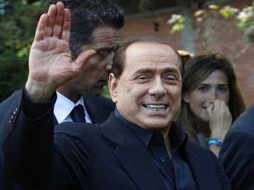 «Αθάνατος» ο Μπερλουσκόνι, παραμερίζει σκάνδαλα και κερδίζει τις ευρωεκλογές