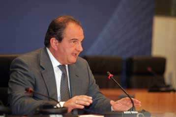 Συνεχίζουμε με υπευθυνότητα, λέει ο πρωθυπουργός αναγνωρίζοντας τη δυσαρέσκεια