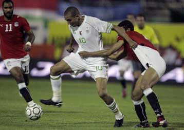 Σκόραρε ο Τζιμπούρ και χάρισε την πρώτη νίκη στην Αλγερία