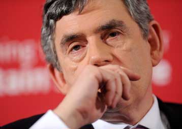 Ενδεχόμενη «ανταρσία» αντιμετωπίζει ο Μπράουν, μετά τη βαριά ήττα στις ευρωεκλογές