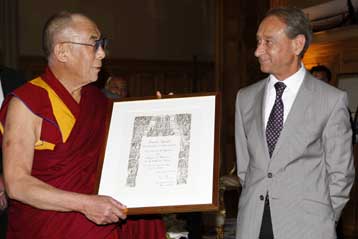 Επίτιμος δημότης του Παρισιού ανακηρύχτηκε ο Δαλάι Λάμα