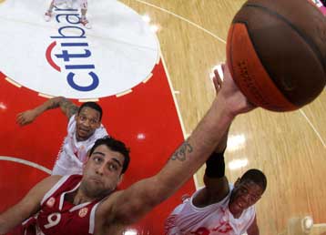 Ημέρα αποφάσεων στον Ολυμπιακό με Μπουρούση και Χόλντεν