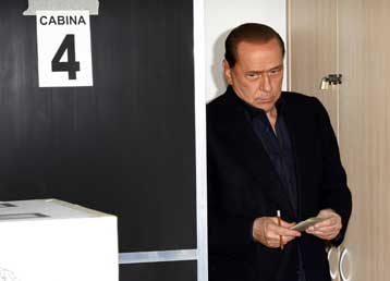 Στις γυναίκες και στον Κακά αποδίδει ο Μπερλουσκόνι το μέτριο εκλογικό αποτέλεσμα