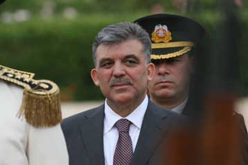 Απόρριψη των κατηγοριών διαφθοράς κατά του Γκιούλ ζητά η τουρκική Γενική Εισαγγελία