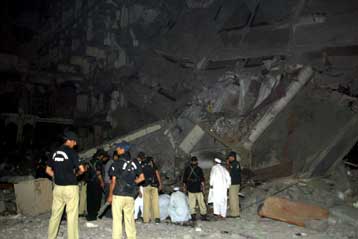 Πολύνεκρη βομβιστική επίθεση σε ξενοδοχείο στο βόρειο Πακιστάν