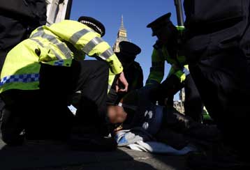 Σε διαθεσιμότητα έξι Βρετανοί αστυνομικοί για εικονικό πνιγμό υπόπτων για ναρκωτικά