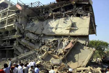 Σε εξέλιξη επιχείρηση διάσωσης εγκλωβισμένων στο ξενοδοχείο του Πακιστάν