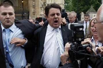 Αντιφασιστικά συνθήματα και αβγά κατά του αρχηγού της βρετανικής ακροδεξιάς