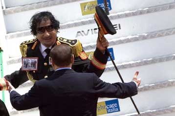 Σε ιστορική επίσκεψη στην Ιταλία ο Λίβυος ηγέτης Μοαμάρ Καντάφι