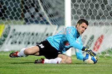 Στην έξοδο ο Κοτσόλης, δυσκολεύει του Ουμίτ Καράν