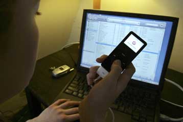 Ακυρη κρίθηκε βασική διάταξη του γαλλικού νόμου για το παράνομο κατέβασμα