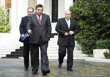 Σε μετωπική σύγκρουση εξελίσσεται η διαμάχη κυβέρνησης και Γ.Καρατζαφέρη