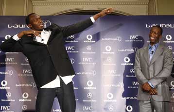 Ο Μπολτ παρέλαβε από τα χέρια του Μάικλ Τζόνσον και το βραβείο Laureus