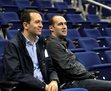 Εν αναμονή της απάντησης Αγγελόπουλων ο Κόκκαλης