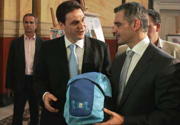 Σχολικές τσάντες με γραφική ύλη θα διανείμει το ΤΤ σε 110 χιλιάδες μαθητές δημοτικού