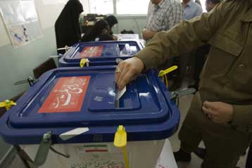 Οι Ιρανοί μαζικά στις κάλπες για την εκλογή προέδρου