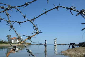 Στην Αμμόχωστο ο ΟΗΕ, καθώς Χριστόφιας και Ταλάτ συζητούν το εδαφικό