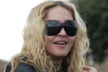 «Ναι» στην υιοθεσία παιδιού λέει τώρα το Μαλάουι στη Μαντόνα