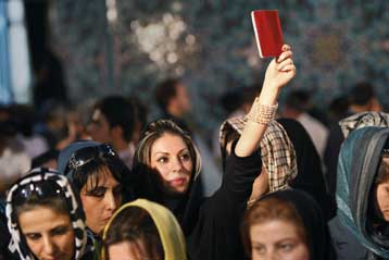 Προβάδισμα στον Αχμαντινετζάντ έναντι του Μουσαβί δίνουν τα πρώτα αποτελέσματα