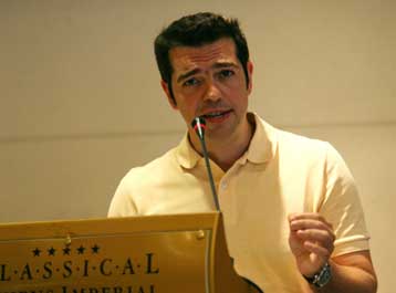 Συνεχίζουμε αριστερά, δηλώνει ο Αλ.Τσίπρας ρίχνοντας το γάντι στην ανανεωτική πτέρυγα