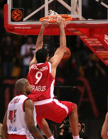 Μετά τους Σπερς και οι «Καβς» θέλουν Μπουρούση