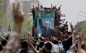 Με αιματηρό τρόπο έκλεισε γιγάντια διαδήλωση των μεταρρυθμιστών στην Τεχεράνη