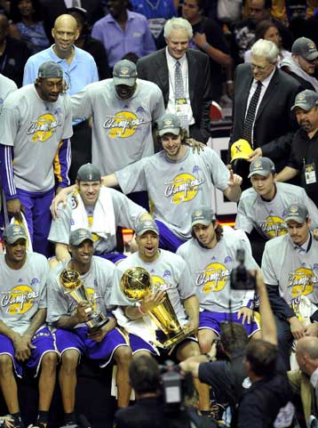 Δεν έπιασαν τα «μαγικά» και οι Λέικερς πήραν το 15ο…